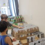 kids looking at cans at Tabernaculo de salem mobile food pantry