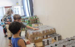 kids looking at cans at Tabernaculo de salem mobile food pantry