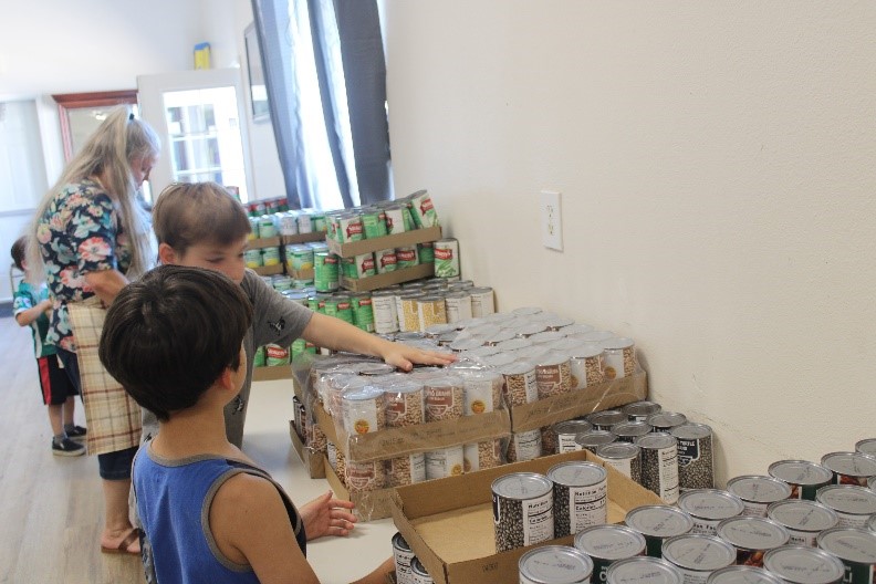 kids looking at cans at Tabernaculo de salem mobile food pantry