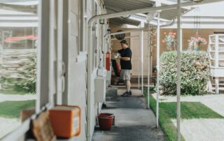 a meals on wheels volunteer driver knocking on someone's door making a delivery